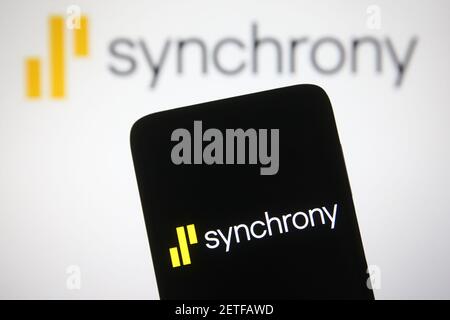 Ukraine. März 2021, 2nd. In dieser Abbildung ist das synchrony Financial Logo auf einem Smartphone und einem pc-Bildschirm zu sehen. Kredit: Pavlo Gonchar/SOPA Images/ZUMA Wire/Alamy Live Nachrichten Stockfoto