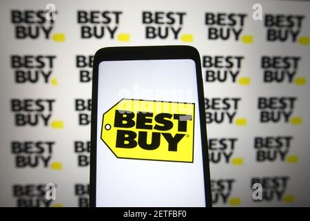 Ukraine. März 2021, 2nd. In dieser Abbildung ist das Best Buy-Logo eines US-amerikanischen Einzelhandelsunternehmens für Unterhaltungselektronik auf einem Smartphone und einem pc-Bildschirm zu sehen. Kredit: Pavlo Gonchar/SOPA Images/ZUMA Wire/Alamy Live Nachrichten Stockfoto