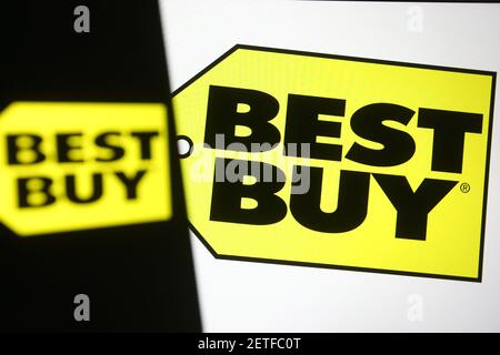 Ukraine. März 2021, 2nd. In dieser Abbildung ist das Best Buy-Logo eines US-amerikanischen Einzelhandelsunternehmens für Unterhaltungselektronik auf einem Smartphone und einem pc-Bildschirm zu sehen. Kredit: Pavlo Gonchar/SOPA Images/ZUMA Wire/Alamy Live Nachrichten Stockfoto