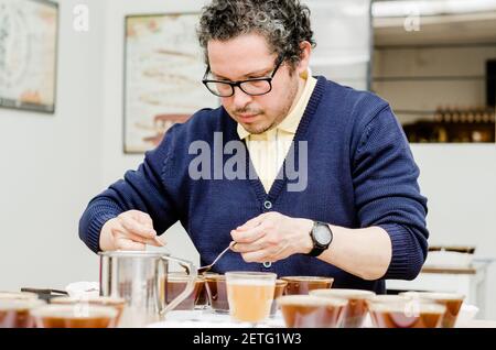 Professioneller Barista testet den Geschmack eines neuen Kaffees Stockfoto