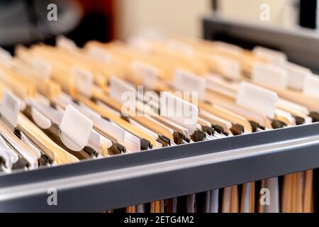 Hängeakten in einem Abfüllschrank in einem Büro Stockfoto