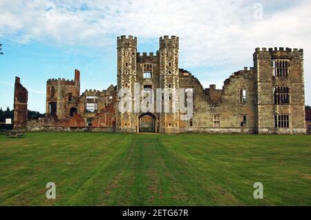 Die Ruinen des großen Tudor-Hauses von Cowdray in Midhurst, West Sussex. Die Struktur wurde in der Mitte des 16th. Jahrhunderts erbaut und wurde von König H besucht Stockfoto