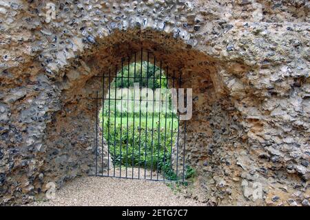 Ein gewölbter Eingang in King John's Castle in Odiham, Hampshire. Die Burg wurde im 13th. Jahrhundert erbaut. Stockfoto