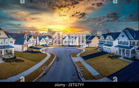 Typische amerikanische Sackgasse umgab luxuriöse zweistöckige Einfamilienhäuser in einem neuen Wohngebiet an der Ostküste der USA in einem Vorort Stockfoto