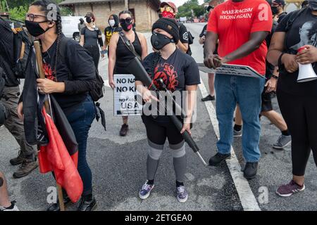 Stone Mountain, GA, USA. August 2020, 15th. Bewaffnete Demonstranten im schwarzen Block protestieren gegen Milizmitglieder bei einer Kundgebung "Verteidigen Sie den Steinberg". Mehrere rechte Milizgruppen und Gegenprotestierer sollten am Samstag in Stone Mountain, GA, zusammenkommen. Stockfoto