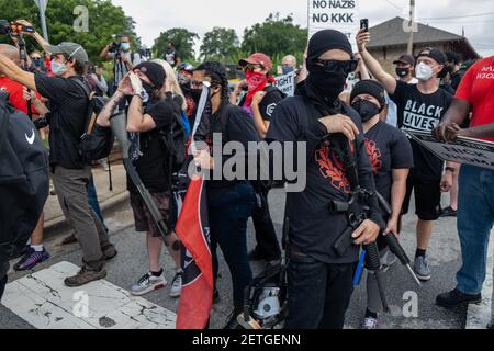 Stone Mountain, GA, USA. August 2020, 15th. Bewaffnete Demonstranten im schwarzen Block protestieren gegen Milizmitglieder bei einer Kundgebung "Verteidigen Sie den Steinberg". Mehrere rechte Milizgruppen und Gegenprotestierer sollten am Samstag in Stone Mountain, GA, zusammenkommen. Stockfoto