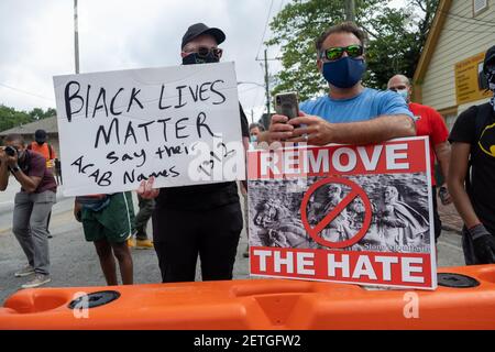 Stone Mountain, GA, USA. August 2020, 15th. Gegendemonstler halten Schilder bei einer Kundgebung zum Schutz des Steinbergs. Mehrere rechte Milizgruppen und Gegenprotestierer sollten am Samstag in Stone Mountain, GA, zusammenkommen. Stockfoto