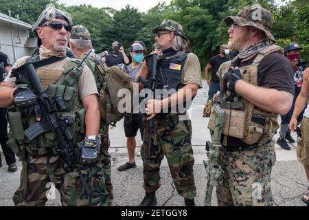 Stone Mountain, GA, USA. August 2020, 15th. Mitglieder der III% Security Force stellen sich gegen Gegenprotestierer. Mehrere rechte Milizgruppen und Gegenprotestierer sollten am Samstag in Stone Mountain, GA, zusammenkommen. Stockfoto