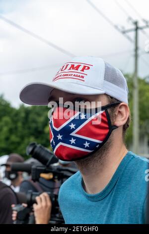 Stone Mountain, GA, USA. August 2020, 15th. Ein Mann, der einen Pro-Trump-Hut und eine konföderierte Flaggen-Maske trägt, protestiert während einer "Defend Stone Mountain"-Kundgebung. Mehrere rechte Milizgruppen und Gegenprotestierer sollten am Samstag in Stone Mountain, GA, zusammenkommen. Stockfoto