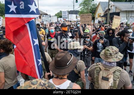Stone Mountain, GA, USA. August 2020, 15th. Mitglieder der III% Security Force stellen sich gegen Gegenprotestierer. Mehrere rechte Milizgruppen und Gegenprotestierer sollten am Samstag in Stone Mountain, GA, zusammenkommen. Stockfoto