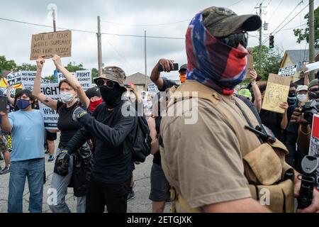 Stone Mountain, GA, USA. August 2020, 15th. Mitglieder der III% Security Force stellen sich gegen Gegenprotestierer. Mehrere rechte Milizgruppen und Gegenprotestierer sollten am Samstag in Stone Mountain, GA, zusammenkommen. Stockfoto