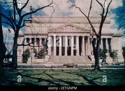 Foto des National Archives Building am Eingang der Constitution Avenue (4923598473). Stockfoto