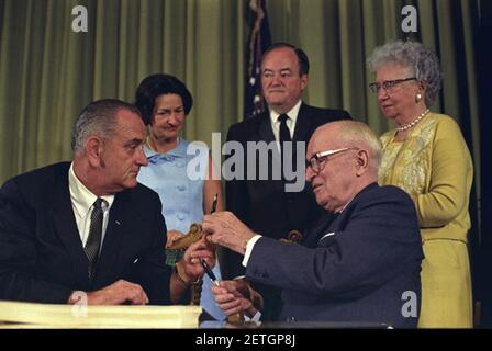 Foto von Präsident Lyndon Johnson übergibt Präsident Harry S. Truman einen Stift bei der Unterzeichnung des Medicare Bill in der Harry S. Truman Bibliothek, Independence, Missouri. Stockfoto