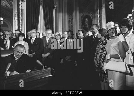 Foto von Präsident Lyndon Johnson unterzeichnet den Stimmrechtsakt als Martin Luther King, Jr., mit anderen Bürgerrechtsführern in der Capitol Rotunda, Washington, DC, 08-06-1965 (4265614821). Stockfoto