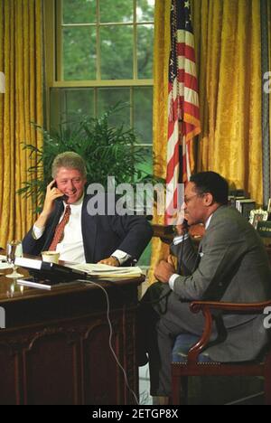 Foto von Präsident William J. Clinton und Landwirtschaftsminister Mike Espy am Telefon im Oval Office. Stockfoto