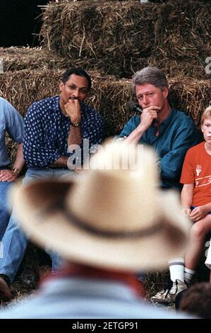 Foto des Präsidenten William J. Clinton und des Landwirtschaftsministers Mike Espy, der an einem Treffen der Stadt Iowa für Hochwasserhilfe teilnahm. Stockfoto