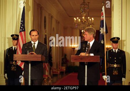 Foto des Präsidenten William J. Clinton und des australischen Premierministers Paul Keating, der an der Presseaussender im East Room teilnimmt. Stockfoto