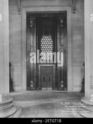 Foto von der Außenseite des Eingangs der Constitution Avenue zum National Archives Building, Washington, D.C. Stockfoto