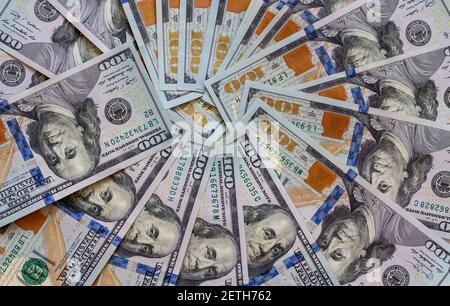 Hintergrund der hundert-Dollar-Scheine, die Textur der Dollar. Ein Stapel von hundert Dollar Scheinen verteilt sich in einem Kreis Stockfoto