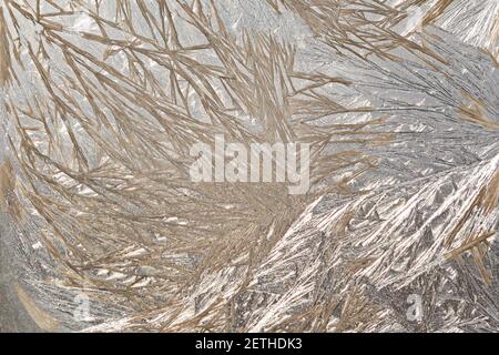 Winterverschneite frostige Muster auf dem Glasfenster. Winterzauber. Frostige Wunder. Abstrakte Muster. Stockfoto