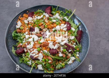 Gesunder hausgemachter Couscous-Salat mit Süßkartoffeln, Rote Beete und Feta-Käse Stockfoto