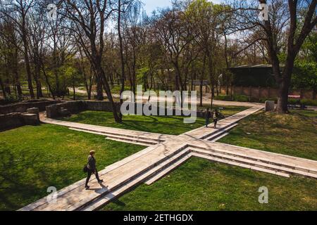 BUDAPEST, UNGARN - 04. APRIL 2019: Die Ruinen eines alten Dominikanerklosters im zentralen Park auf der Margareteninsel in Budapest, Ungarn in spr Stockfoto