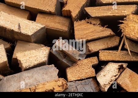 Hintergrund von gehacktem Holz. Brennholz zum Anzünden des Kamins. Holzstruktur mit Mockup Stockfoto