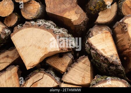 Hintergrund von gehacktem Holz. Brennholz zum Anzünden des Kamins. Holzstruktur mit Mockup Stockfoto