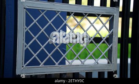 Aluminium Sicherheitsgitter oder Zaun für Fenster und Tor betreten. Metallzaun mit attraktiver silberner Farbe. Stockfoto