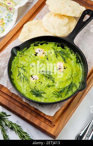 Rührei mit Kräutern, Dill, Sellerie und Brokkoli in einer Pfanne mit mageren Knäckebrot Stockfoto