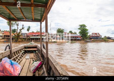 Taxi Boote auf Don Det Insel im Süden Laos. Naturlandschaft auf viertausend Inseln (Si Phan Don) am Mekhong-Fluss in Laos aufgenommen. Stockfoto