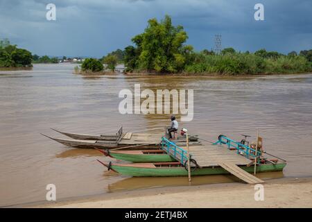 Taxi Boote auf Don Det Insel im Süden Laos. Naturlandschaft auf viertausend Inseln (Si Phan Don) am Mekhong-Fluss in Laos aufgenommen. Stockfoto