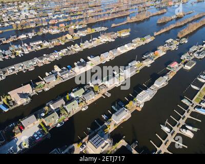 Luftaufnahme des Hafens von Scheendijk Loosdrechtse Plassen bei Breukelen in den Niederlanden. Wasserlandschaft. Stockfoto