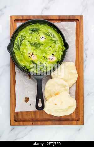 Rührei mit Kräutern, Dill, Sellerie und Brokkoli in einer Pfanne mit mageren Knäckebrot Stockfoto