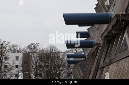 Berlin, Deutschland. März 2021, 01st. Auffällig sind die hervorstehenden Lüftungsrohre in der façade des vom Abriss bedrohten sogenannten Mäusebunkers in Lichterfelde. Im Rahmen eines "kompetitiven Dialogprozesses" für die Entwicklung des Campus rund um das Klinikum Benjamin Franklin soll geklärt werden, was aus dem ehemaligen Tierversuchslabor der Freien Universität (FU) wird. Die ersten Ergebnisse sollen im dritten Quartal 2021 vorliegen. Quelle: Paul Zinken/dpa-Zentralbild/dpa/Alamy Live News Stockfoto