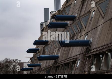 Berlin, Deutschland. März 2021, 01st. Auffällig sind die hervorstehenden Lüftungsrohre in der façade des vom Abriss bedrohten sogenannten Mäusebunkers in Lichterfelde. Im Rahmen eines "kompetitiven Dialogprozesses" für die Entwicklung des Campus rund um das Klinikum Benjamin Franklin soll geklärt werden, was aus dem ehemaligen Tierversuchslabor der Freien Universität (FU) wird. Die ersten Ergebnisse sollen im dritten Quartal 2021 vorliegen. Quelle: Paul Zinken/dpa-Zentralbild/dpa/Alamy Live News Stockfoto