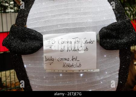 Berlin, Deutschland. März 2021, 01st. Ein aufblasbarer Pinguin, der ein Schild mit Informationen darüber hält, in der Corona-Teststation im KitKat Club. Quelle: Gerald Matzka/dpa-Zentralbild/ZB/dpa/Alamy Live News Stockfoto