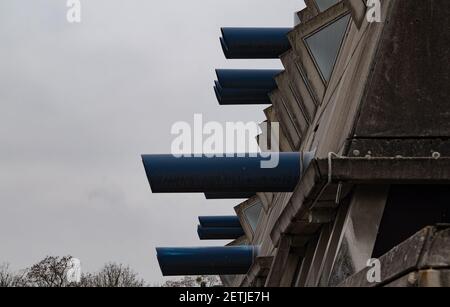 Berlin, Deutschland. März 2021, 01st. Auffällig sind die hervorstehenden Lüftungsrohre in der façade des vom Abriss bedrohten sogenannten Mäusebunkers in Lichterfelde. Im Rahmen eines "kompetitiven Dialogprozesses" für die Entwicklung des Campus rund um das Klinikum Benjamin Franklin soll geklärt werden, was aus dem ehemaligen Tierversuchslabor der Freien Universität (FU) wird. Die ersten Ergebnisse sollen im dritten Quartal 2021 vorliegen. Quelle: Paul Zinken/dpa-Zentralbild/dpa/Alamy Live News Stockfoto