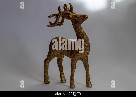 Ein goldenes Hirschspielzeug. Goldene Hirsch Zu Weihnachten Stockfoto