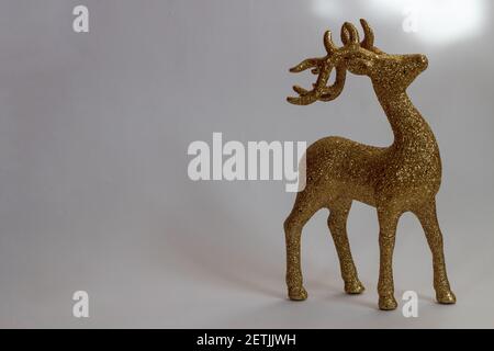 Ein goldenes Hirschspielzeug. Goldene Hirsch Zu Weihnachten Stockfoto