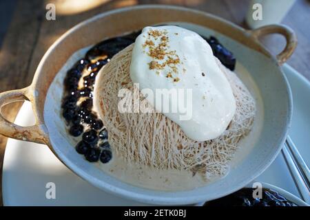 Nahaufnahme Bubble Boba Tee Bingsu (Bingsoo), koreanisch rasierte Eisdessert Stockfoto