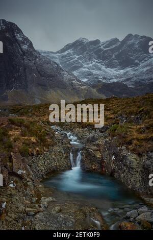 Bergtal mit Fluss, Wasserfall und See. Konzept der Natur, Freiheit, Tourismus, Trekking - Fairy Pools - Skye Island - Schottland - Vereinigtes Königreich Stockfoto