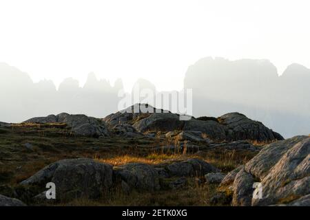 Brenta Dolomiten im Nebel bei Sonnenaufgang Blick vom Rifugio Cornisello, Naturpark Adamello Brenta, Trentino-Südtirol, Italien Stockfoto