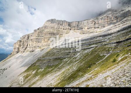 Brenta Dolomites Felsgipfel auf dem Weg zum geologischen Gebiet Orti della Regina, Madonna di Campiglio, Trentino-Südtirol, Italien Stockfoto