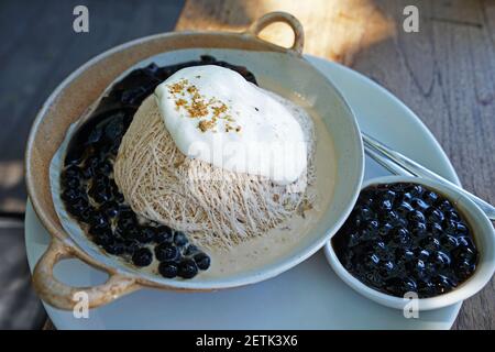 Nahaufnahme Bubble Boba Tee Bingsu (Bingsoo), koreanisch rasierte Eisdessert Stockfoto