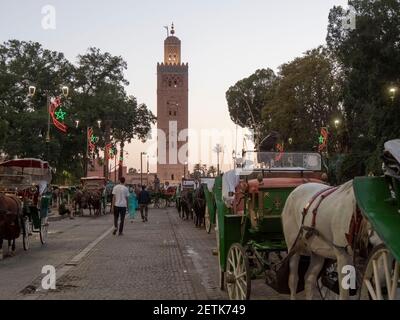 MARRAKESCH, MAROKKO - 10. JUNI 2019: Nachtaufnahme einer Schlange von Pferden und Wagen, die auf Fahrpreise in der Nähe des Hauptmarktes in marrakesch, marokko warten Stockfoto