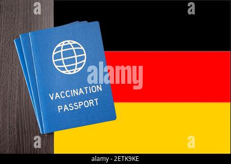 Konzept des globalen Impfpasses auf der deutschen Flagge Zertifikat für diejenigen, die den Coronavirus-Impfstoff erhalten haben. Stockfoto