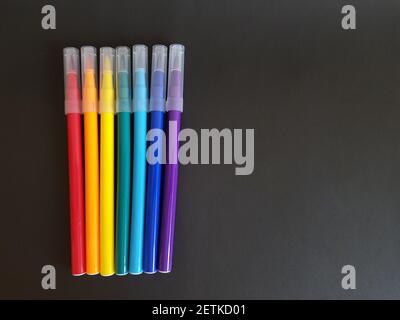 Mehrfarbige Markierungen zum Zeichnen. Markierungen auf einem schwarzen isolierten Hintergrund Stockfoto