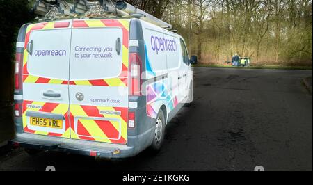 BT Openreach van geparkt, während ein Ingenieur repariert Elemente in einem Schrank. Stockfoto