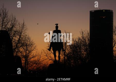 Köln, Deutschland. März 2021, 02nd. Bei Sonnenaufgang fliegen Vögel an einer Reiterstatue an der Hohenzollernbrücke vorbei. Quelle: Oliver Berg/dpa/Alamy Live News Stockfoto